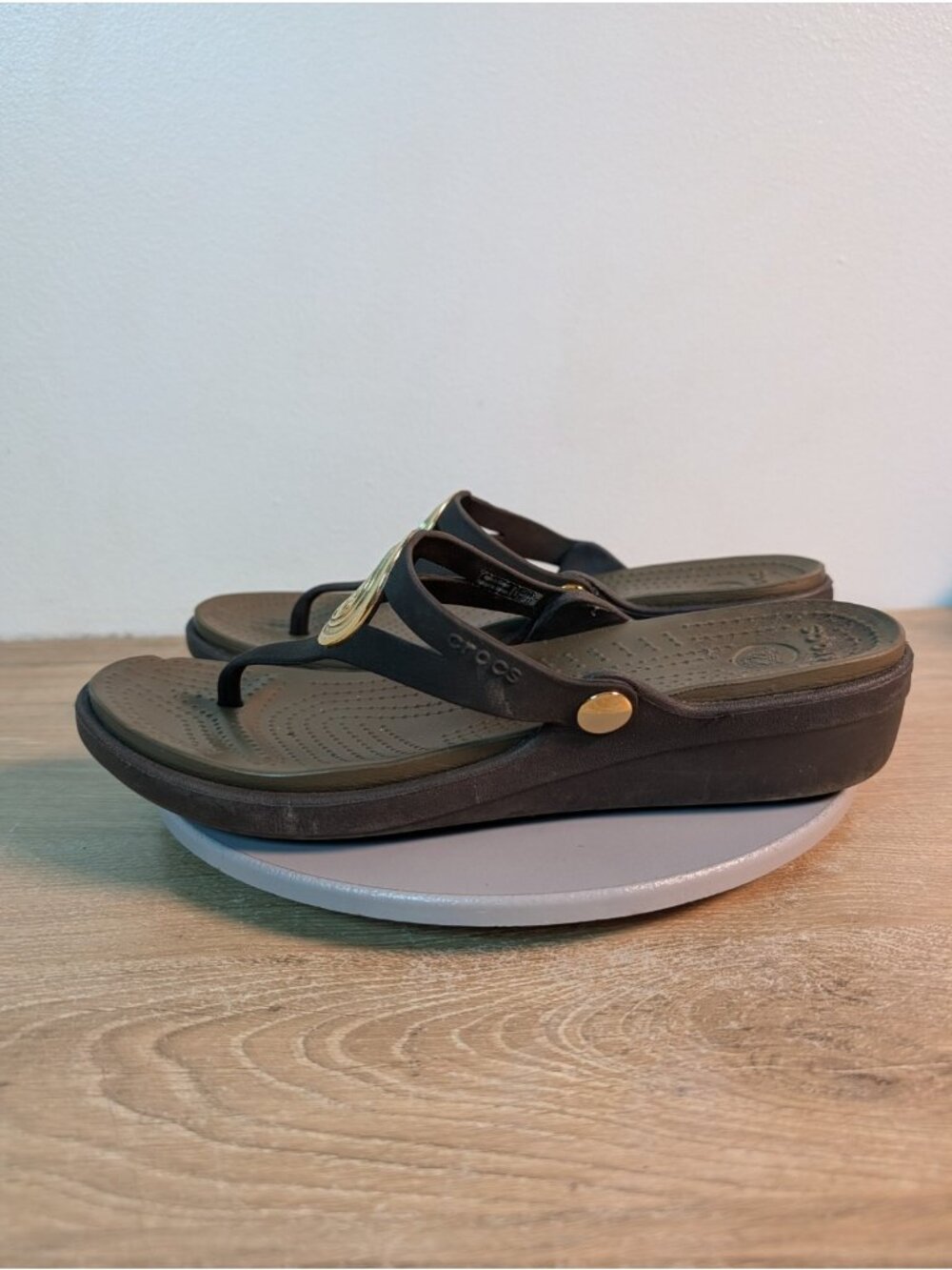 Crocs Womens Sanrah Sandals Size 10 Gold Medallion Brown Wedge Thong Slides - Picture 6 of 8